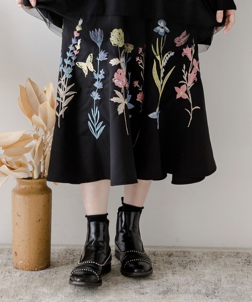 iS ScoLar（イズスカラー）の「523069：花蝶刺繍マーメイドスカート 
