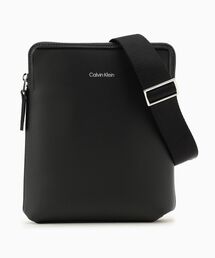 Calvin Klein（カルバン・クライン）の「ナチュラル フラット ショルダーバッグ（ボディバッグ/ウエストポーチ・メンズ）」
