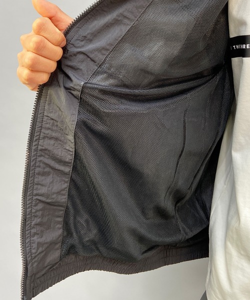 adidas(アディダス)の「adidas/アディダス スリーストライプス/バックプリント オーバーサイズ/ユニセックス ウィンドジャケット/ ウーブンジャケット BUK39(ナイロンジャケット・メンズ・ブラック/ネイビー/ライトグリーン系・L/M/2XL/XL/3XL)」の9枚目の写真