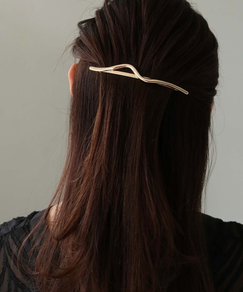 cheriella（シェリエラ）の「【cheriella】ウェーブラインメタルバレッタ（バレッタ/ヘアクリップ・レディース・ゴールド・FREE）」の2枚目の写真