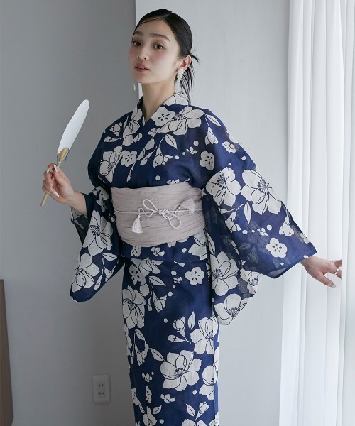 Jolie et Jolie(ジョリーエジョリー)の「【浴衣】古典柄綿麻ゆかた5点セット(ゆかた+へこ帯+下駄+帯どめ+腰ひも)(浴衣・レディース・ブルー系/ネイビー系/レッド系/ホワイト系・FREE)」の1枚目の写真