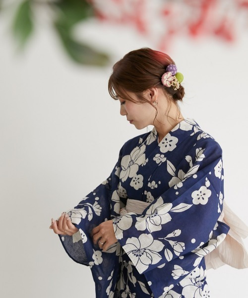 Jolie et Jolie(ジョリーエジョリー)の「【浴衣】古典柄綿麻ゆかた5点セット(ゆかた+へこ帯+下駄+帯どめ+腰ひも)(浴衣・レディース・ブルー系/ネイビー系/レッド系/ホワイト系・FREE)」の6枚目の写真
