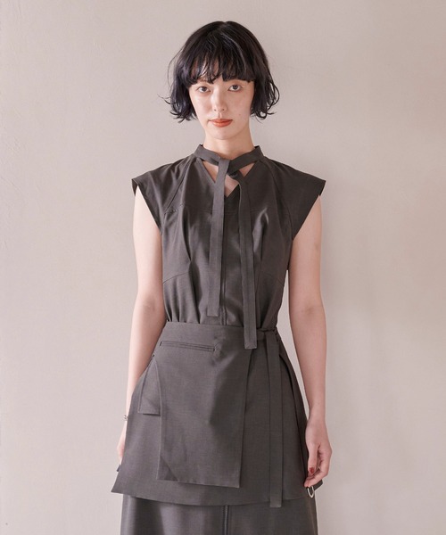 PUBLIC TOKYO（パブリックトウキョウ）の「【吸水速乾】リフラクスタイブラウス/セットアップ対応（シャツ/ブラウス・レディース・ダークグレー/ベージュ・FREE）」の6枚目の写真