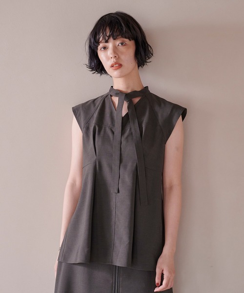 PUBLIC TOKYO（パブリックトウキョウ）の「【吸水速乾】リフラクスタイブラウス/セットアップ対応（シャツ/ブラウス・レディース・ダークグレー/ベージュ・FREE）」の10枚目の写真