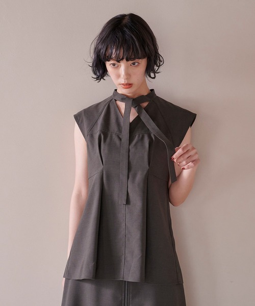 PUBLIC TOKYO（パブリックトウキョウ）の「【吸水速乾】リフラクスタイブラウス/セットアップ対応（シャツ/ブラウス・レディース・ダークグレー/ベージュ・FREE）」の14枚目の写真