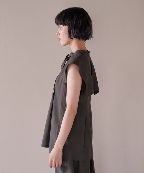 PUBLIC TOKYO（パブリックトウキョウ）の「【吸水速乾】リフラクスタイブラウス/セットアップ対応（シャツ/ブラウス・レディース・ダークグレー/ベージュ・FREE）」の4枚目の写真