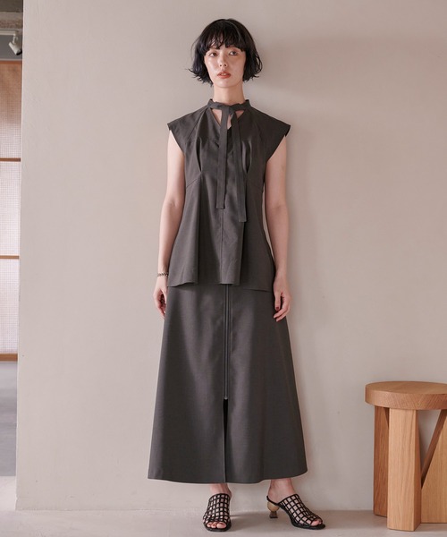 PUBLIC TOKYO（パブリックトウキョウ）の「【吸水速乾】リフラクスタイブラウス/セットアップ対応（シャツ/ブラウス・レディース・ダークグレー/ベージュ・FREE）」の12枚目の写真