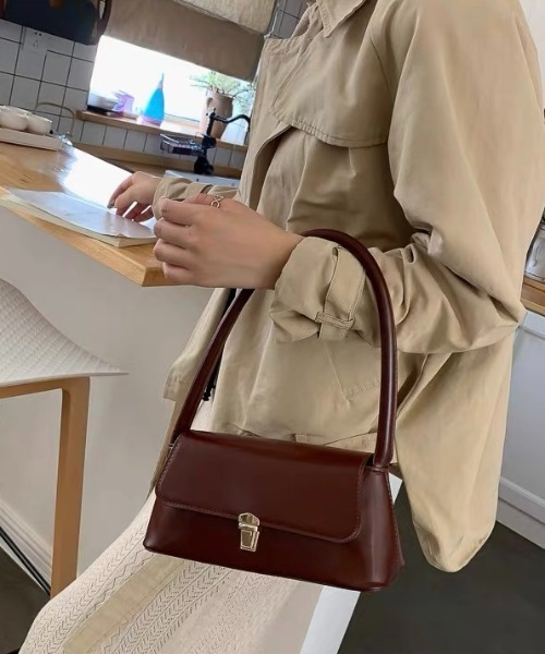 LADY LIKE（レディライク）の「横長ミニワンハンドルバッグ（ハンドバッグ・レディース・ベージュ/ブラック/ブラウン・F）」の6枚目の写真