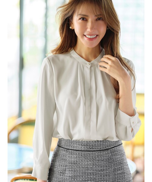OPAQUE.CLIP（オペークドットクリップ）の「◆≪通勤・セレモニー対応≫ サテンタックブラウス【洗濯機洗い可】（シャツ/ブラウス・レディース・ナチュラル/ホワイト・38/36/42/40）」の2枚目の写真