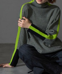 幾何学柄サイドライン配色ハイネックニット