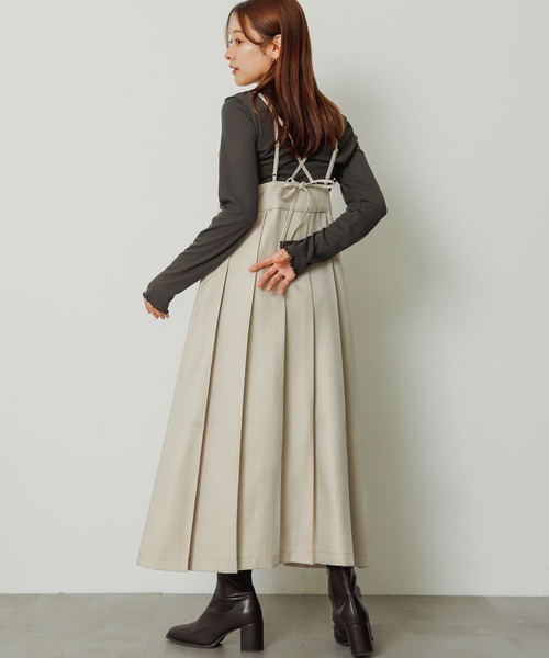 SENSE OF PLACE by URBAN RESEARCH（センスオブプレイスバイアーバンリサーチ）の「『ドラマ着用商品』プリーツキャミワンピース（ワンピース・レディース・ブルー/グレー/ライトベージュ・S/ONE）」の2枚目の写真