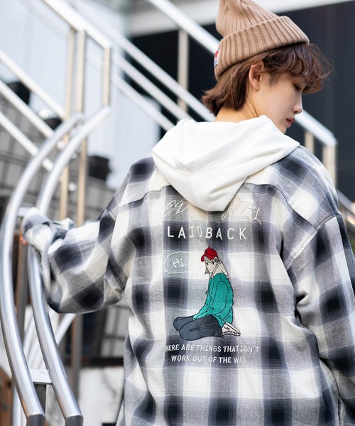 Red Cap Girl(レッドキャプガール)の「【UNIIT × RED CAP GIRL】 オンブレチェック ルーズシルエット バック刺繍シャツ コットン100%(シャツ/ブラウス・メンズ・スミクロ/ホワイト/ブルー/ブラック・LARGE/MEDIUM)」の2枚目の写真