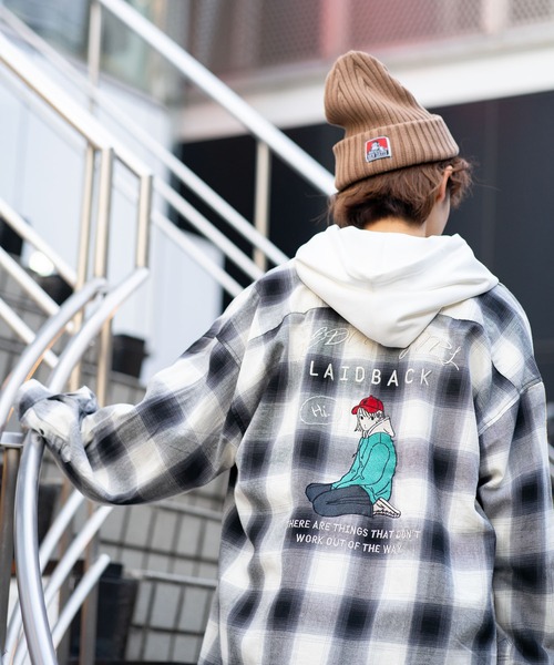 Red Cap Girl(レッドキャプガール)の「【UNIIT × RED CAP GIRL】 オンブレチェック ルーズシルエット バック刺繍シャツ コットン100%(シャツ/ブラウス・メンズ・スミクロ/ホワイト/ブルー/ブラック・LARGE/MEDIUM)」の18枚目の写真