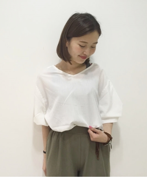 Kastane（カスタネ）の「【Kastane】袖WVネック2WAYプルオーバー（シャツ/ブラウス・レディース・オフホワイト/ブラック/キャメル/カーキ・FREE）」の2枚目の写真