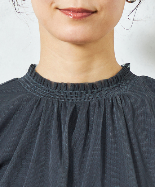 A/C DESIGN BY ALPHA CUBIC（エーシーデザインバイアルファキュービック）の「チュールギャザーブラウス（Tシャツ/カットソー・レディース・オフホワイト/ネイビー/イエロー・M/L/LL）」の9枚目の写真