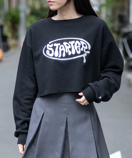 STARTER BLACK LABEL(スターターブラックレーベル)の「【t】〔STARTER BLACK LABEL〕メタルプリント カットオフ ショート丈 スウェット(スウェット・レディース・ブラック/カーキ/チャコールグレー/ホワイト・MEDIUM/LARGE)」の1枚目の写真