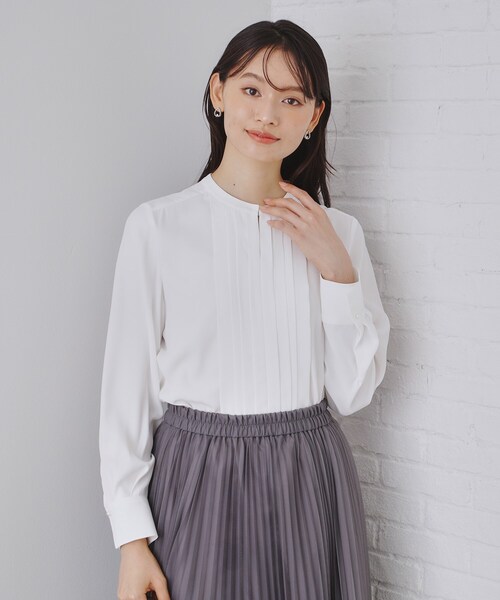 OPAQUE.CLIP(オペークドットクリップ)の「《通勤・セレモニー対応》フロントタックブラウス【洗濯機洗い可】(シャツ/ブラウス・レディース・ホワイト・36/38/42/40)」の2枚目の写真