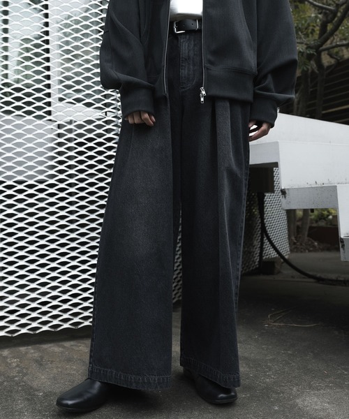 remer(リメール)の「loose basic tuck wide buggy PT / ルーズベーシックタックワイドバギーパンツ(スラックス・メンズ・グレイッシュベージュ/ブラック/ダークブラウン/ネイビー/ベージュ/グレー/ブルー/チャコールグレー/ブラック系その他/ブラウン系その他/ブラック系/サックスブルー・LARGE/MEDIUM/SMALL/X-SMALL)」の4枚目の写真