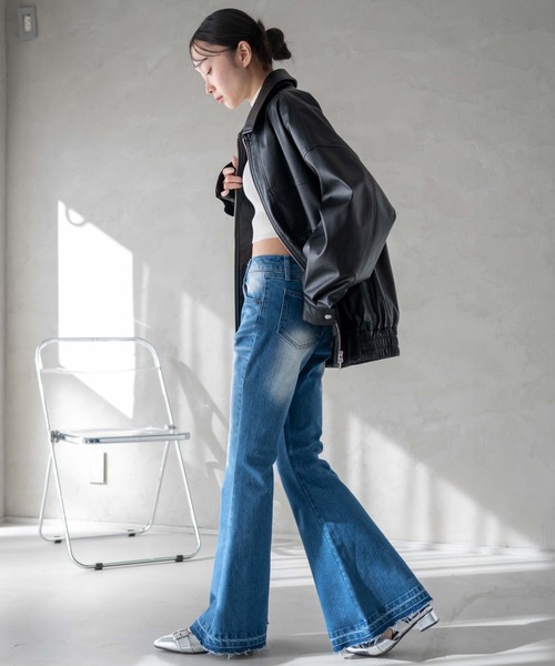 WEGO（ウィゴー）の「WEGO/ローライズスーパーフレアデニムパンツ（デニムパンツ・レディース・ブラック/インディゴブルー・MEDIUM/SMALL）」の3枚目の写真