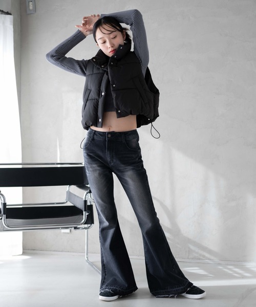 WEGO（ウィゴー）の「WEGO/ローライズスーパーフレアデニムパンツ（デニムパンツ・レディース・ブラック/インディゴブルー・MEDIUM/SMALL）」の4枚目の写真