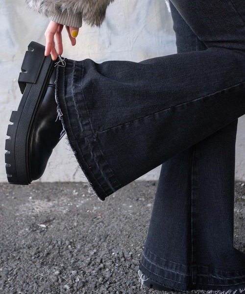 WEGO（ウィゴー）の「WEGO/ローライズスーパーフレアデニムパンツ（デニムパンツ・レディース・ブラック/インディゴブルー・MEDIUM/SMALL）」の6枚目の写真