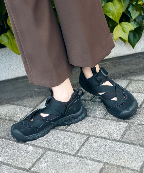 KEEN(キーン)の「HOODZERRA SANDAL / フッドゼラ サンダル / ALL GENDER スニーカーサンダル(サンダル・レディース・ブラック・23.5cm/24cm/24.5cm/25cm/25.5cm/26cm/26.5cm/27cm/27.5cm/28cm/28.5cm/29cm/23cm)」の11枚目の写真