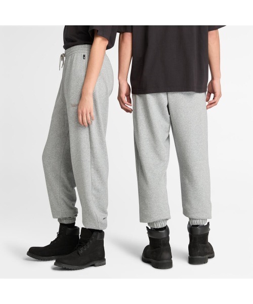 Timberland（ティンバーランド）の「オールジェンダー ロゴ ループバック スウェットパンツ（その他パンツ・メンズ・グレー・X-LARGE/SMALL/MEDIUM/LARGE）」の2枚目の写真