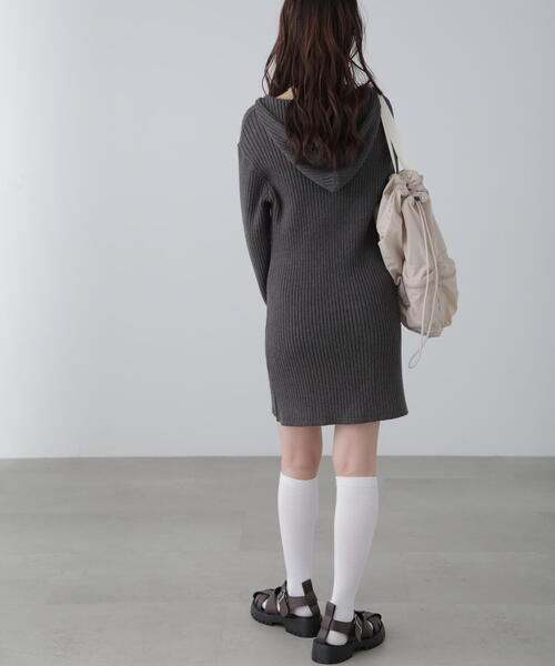 FREE'S MART（フリーズマート）の「フード付きニットミニワンピース（ワンピース・レディース・グレー/ホワイト・SMALL/MEDIUM）」の10枚目の写真