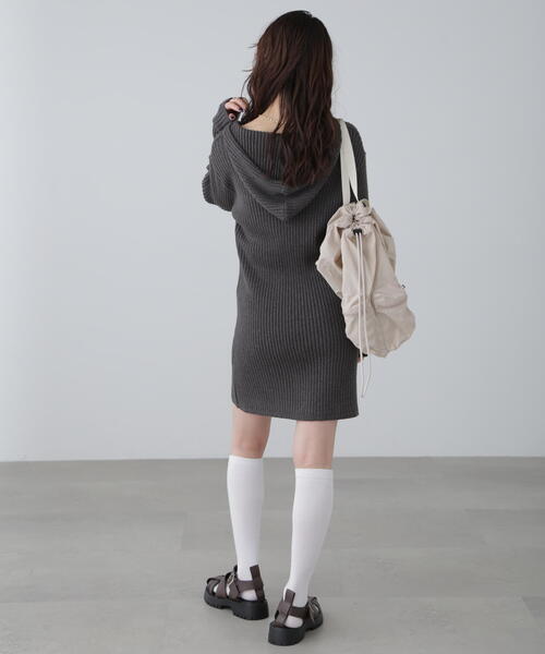FREE'S MART（フリーズマート）の「フード付きニットミニワンピース（ワンピース・レディース・グレー/ホワイト・SMALL/MEDIUM）」の11枚目の写真
