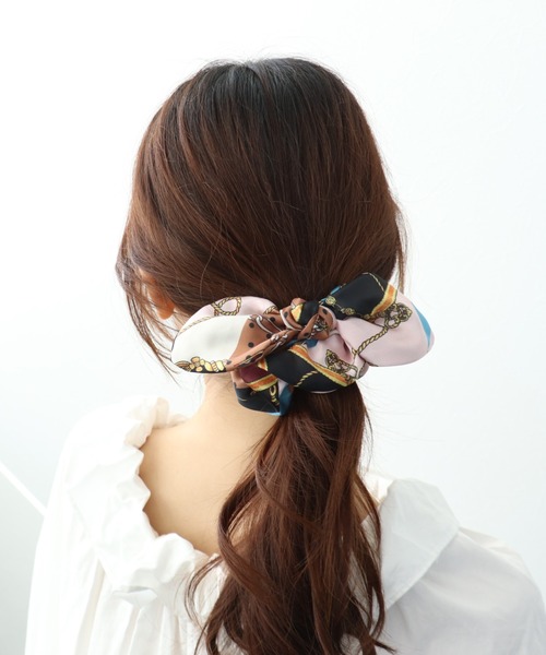 Three Four Time（ｽﾘｰﾌｫｰﾀｲﾑ）の「スカーフ柄リボンシュシュ（シュシュ・レディース・ピンク/ネイビー/ブラック・FREE）」の2枚目の写真