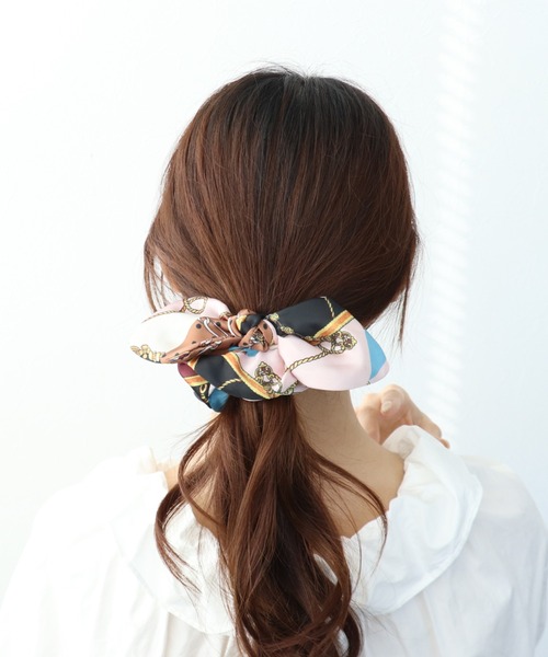 Three Four Time（ｽﾘｰﾌｫｰﾀｲﾑ）の「スカーフ柄リボンシュシュ（シュシュ・レディース・ピンク/ネイビー/ブラック・FREE）」の6枚目の写真