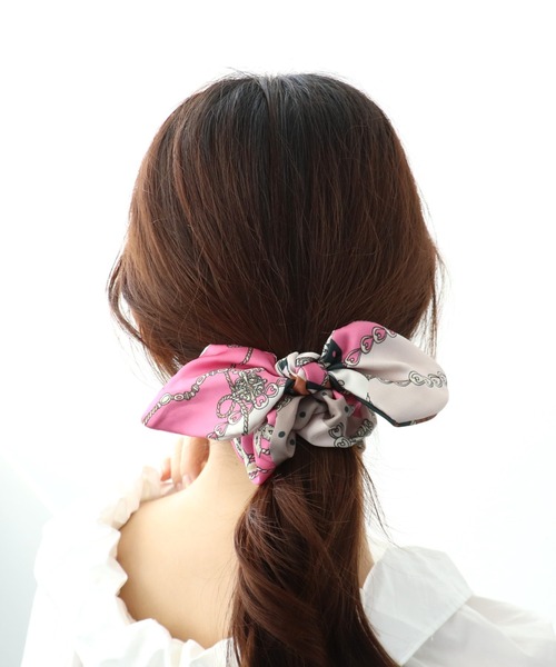 Three Four Time（ｽﾘｰﾌｫｰﾀｲﾑ）の「スカーフ柄リボンシュシュ（シュシュ・レディース・ピンク/ネイビー/ブラック・FREE）」の9枚目の写真