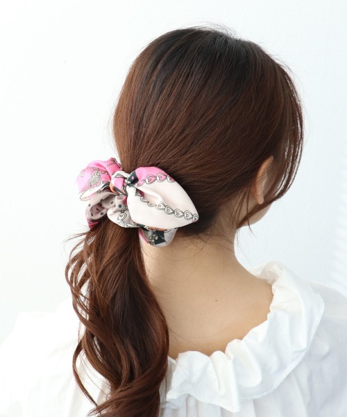 Three Four Time（ｽﾘｰﾌｫｰﾀｲﾑ）の「スカーフ柄リボンシュシュ（シュシュ・レディース・ピンク/ネイビー/ブラック・FREE）」の4枚目の写真