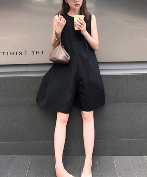 SallyLunn(サリーラン)の「【一枚でコーデ完成】ノースリーブロンパース(Tシャツ/カットソー・レディース・ブラック/ベージュ・MEDIUM)」の1枚目の写真