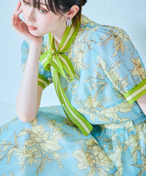 Audie a Muses(オーディアミューズ)の「フラワー×ボーダープリントブラウス(シャツ/ブラウス・レディース・ネイビー/ブルー・42/38/40)」の2枚目の写真