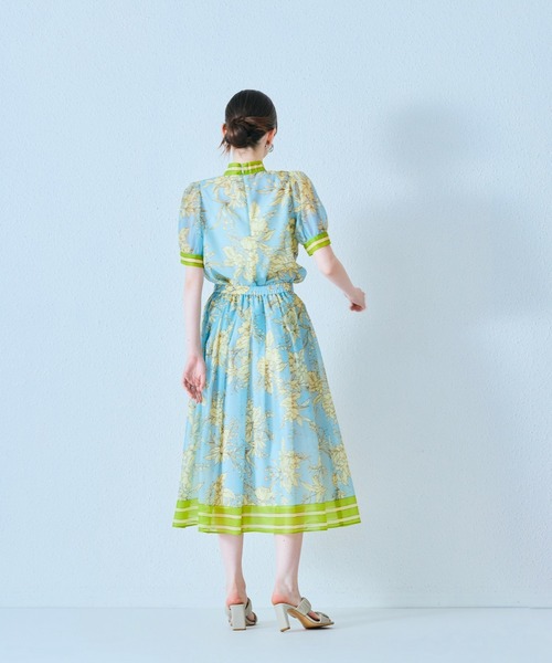 Audie a Muses(オーディアミューズ)の「フラワー×ボーダープリントブラウス(シャツ/ブラウス・レディース・ネイビー/ブルー・42/38/40)」の3枚目の写真