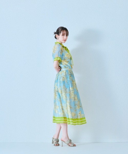 Audie a Muses(オーディアミューズ)の「フラワー×ボーダープリントブラウス(シャツ/ブラウス・レディース・ネイビー/ブルー・42/38/40)」の4枚目の写真