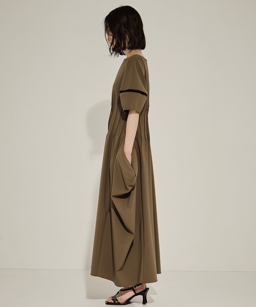 STUDIOUS（ステュディオス）の「【STUDIOUS/ステュディオス】PIN TUCK VOLIME SLEEVE DRESS/ピンタック/スリーブドレス（ワンピース・レディース・ブラック/カーキ・1/2）」の6枚目の写真