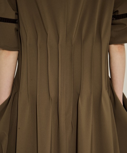 STUDIOUS（ステュディオス）の「【STUDIOUS/ステュディオス】PIN TUCK VOLIME SLEEVE DRESS/ピンタック/スリーブドレス（ワンピース・レディース・ブラック/カーキ・1/2）」の15枚目の写真