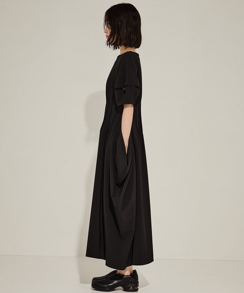 STUDIOUS（ステュディオス）の「【STUDIOUS/ステュディオス】PIN TUCK VOLIME SLEEVE DRESS/ピンタック/スリーブドレス（ワンピース・レディース・ブラック/カーキ・1/2）」の21枚目の写真