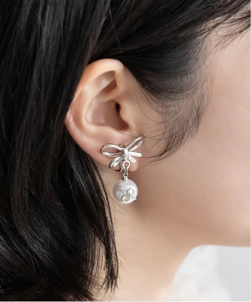 RANDA(ランダ)の「モノグラムリボンイヤリング(イヤリング・レディース・ゴールド/シルバー・FREE)」の4枚目の写真