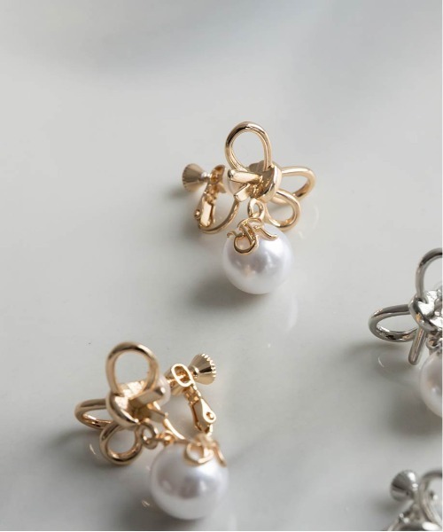 RANDA(ランダ)の「モノグラムリボンイヤリング(イヤリング・レディース・ゴールド/シルバー・FREE)」の5枚目の写真