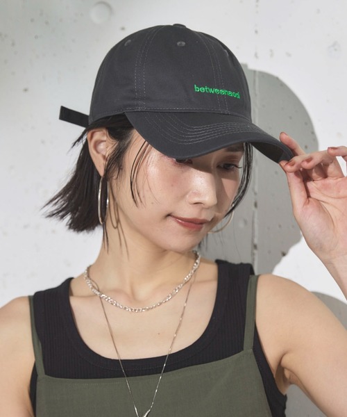 Doux archives(ドゥアルシーヴ)の「BETWEENロゴキャップ(キャップ・レディース・チャコールグレー/ベージュ/ブラウン・FREE)」の2枚目の写真