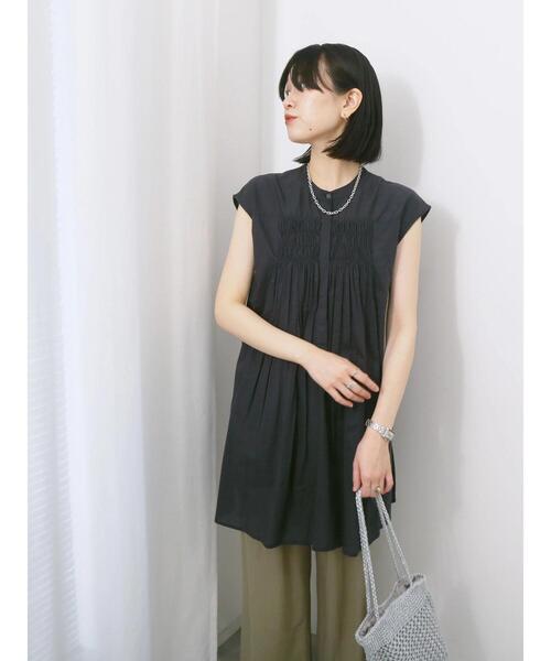 Samansa Mos2 blue(サマンサモスモスブルー)の「【Made in India】シャーリングノースリーブチュニック(シャツ/ブラウス・レディース・チャコールグレー/ブルー/オフホワイト・F)」の3枚目の写真