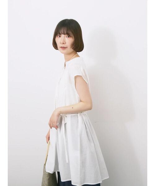 Samansa Mos2 blue(サマンサモスモスブルー)の「【Made in India】シャーリングノースリーブチュニック(シャツ/ブラウス・レディース・チャコールグレー/ブルー/オフホワイト・F)」の4枚目の写真