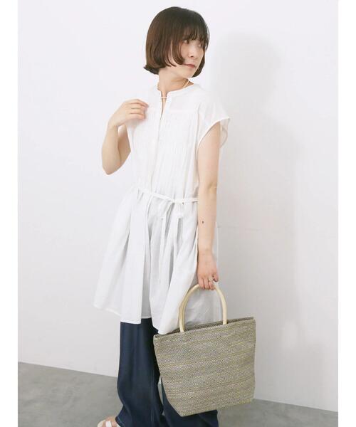 Samansa Mos2 blue(サマンサモスモスブルー)の「【Made in India】シャーリングノースリーブチュニック(シャツ/ブラウス・レディース・チャコールグレー/ブルー/オフホワイト・F)」の5枚目の写真