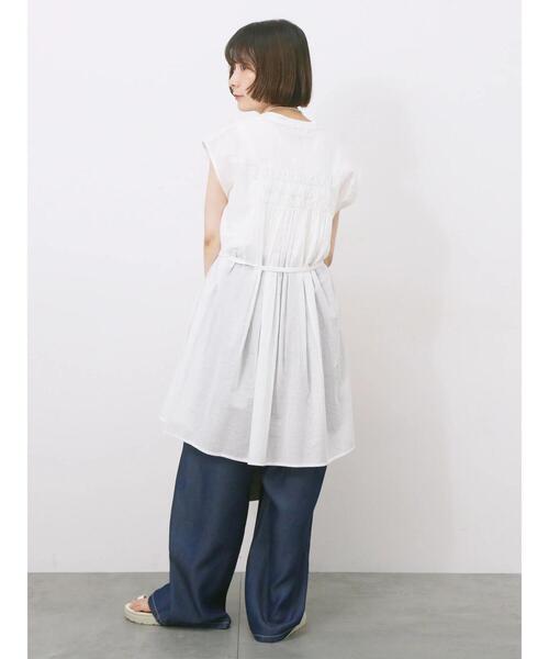 Samansa Mos2 blue(サマンサモスモスブルー)の「【Made in India】シャーリングノースリーブチュニック(シャツ/ブラウス・レディース・チャコールグレー/ブルー/オフホワイト・F)」の7枚目の写真