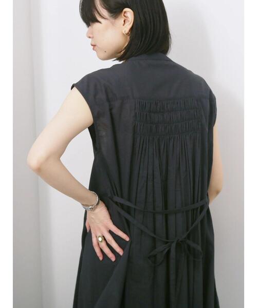 Samansa Mos2 blue(サマンサモスモスブルー)の「【Made in India】シャーリングノースリーブチュニック(シャツ/ブラウス・レディース・チャコールグレー/ブルー/オフホワイト・F)」の11枚目の写真