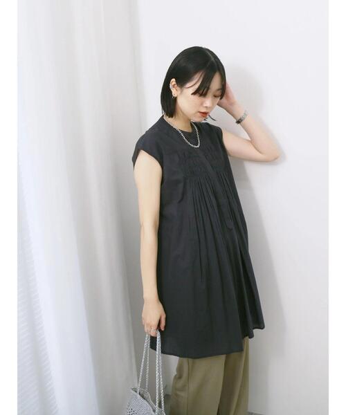 Samansa Mos2 blue(サマンサモスモスブルー)の「【Made in India】シャーリングノースリーブチュニック(シャツ/ブラウス・レディース・チャコールグレー/ブルー/オフホワイト・F)」の14枚目の写真