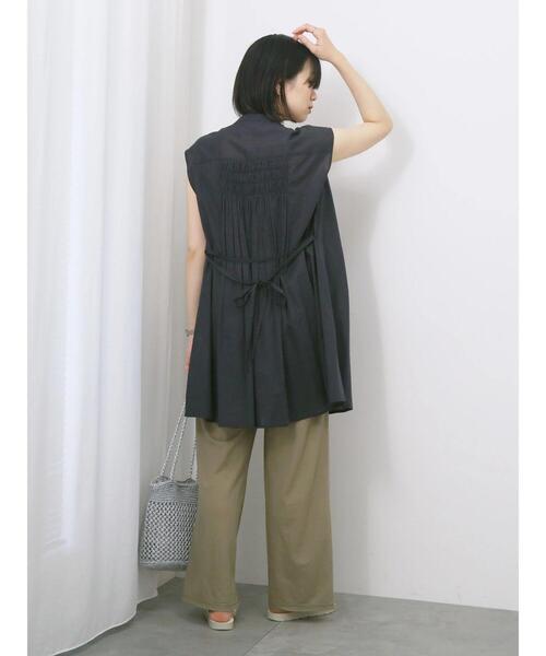 Samansa Mos2 blue(サマンサモスモスブルー)の「【Made in India】シャーリングノースリーブチュニック(シャツ/ブラウス・レディース・チャコールグレー/ブルー/オフホワイト・F)」の15枚目の写真